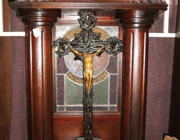 Cristo con capilla año 1830 madera policromada y vitreaux Cod 11248