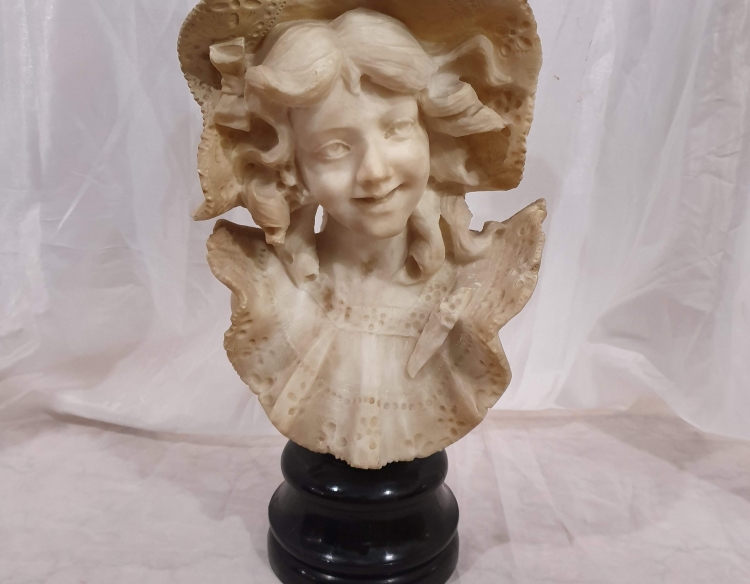 Busto niña con capelina en alabastro cod 11109