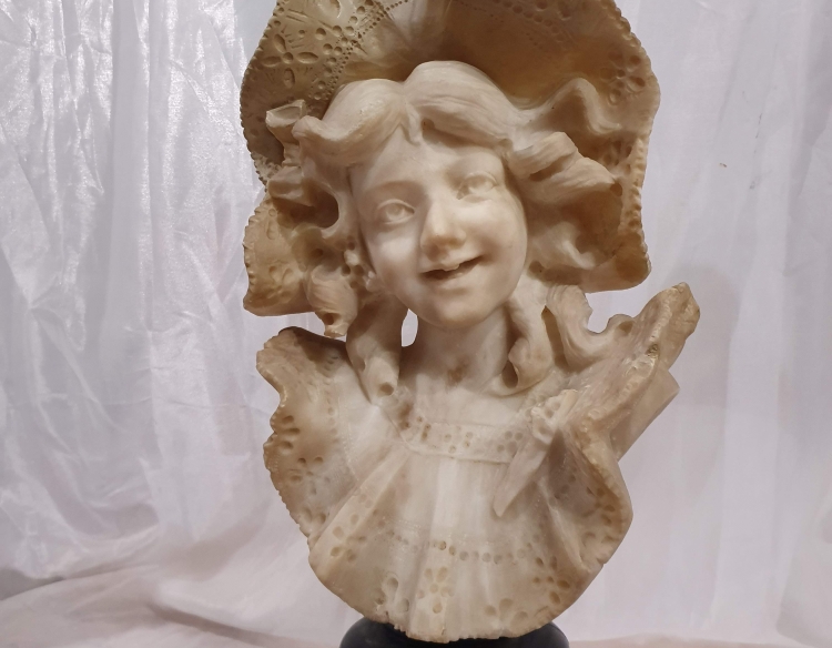 Busto niña con capelina en alabastro cod 11109