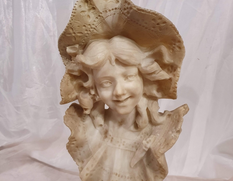 Busto niña con capelina en alabastro cod 11109