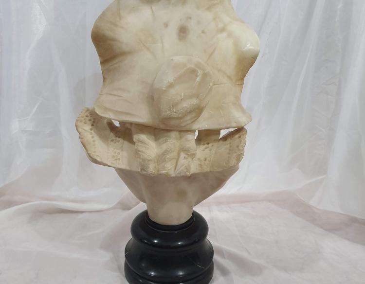 Busto niña con capelina en alabastro cod 11109