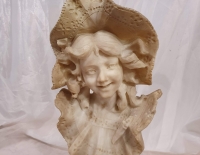 Busto niña con capelina en alabastro cod 11109