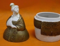Alhajero dama con abanico porcelana Cod 12525