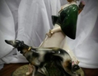 Porcelana esmaltada dama con perro firmada cresta Cod 21971