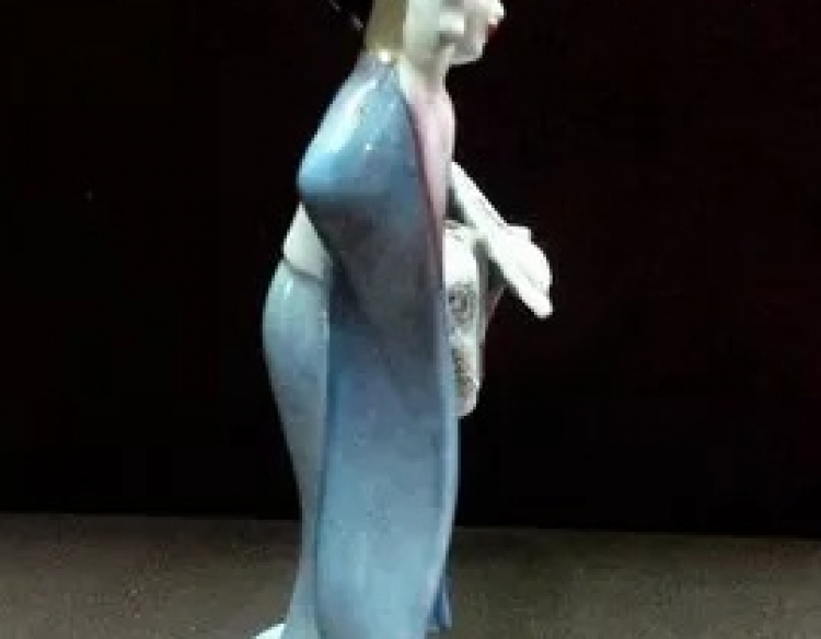 Figura mujer oriental con kimono y abanico Cod 22420
