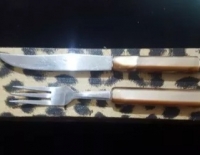 Set cuchillo y tenedor con estuche Cod 27709