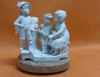 Figura en porcelana biscuit base mármol Cod 28679