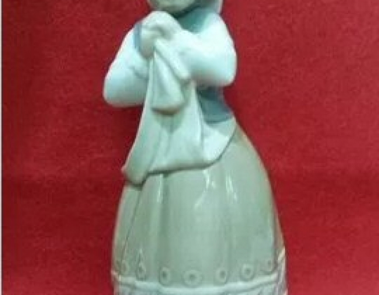 Estatuilla lladro niña campesina Cod 30185