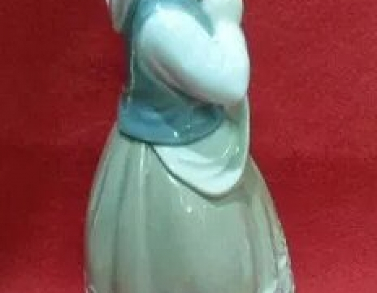 Estatuilla lladro niña campesina Cod 30185