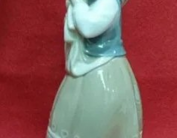 Estatuilla lladro niña campesina Cod 30185