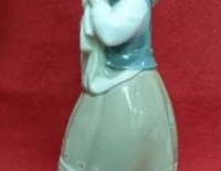 Estatuilla lladro niña campesina Cod 30185