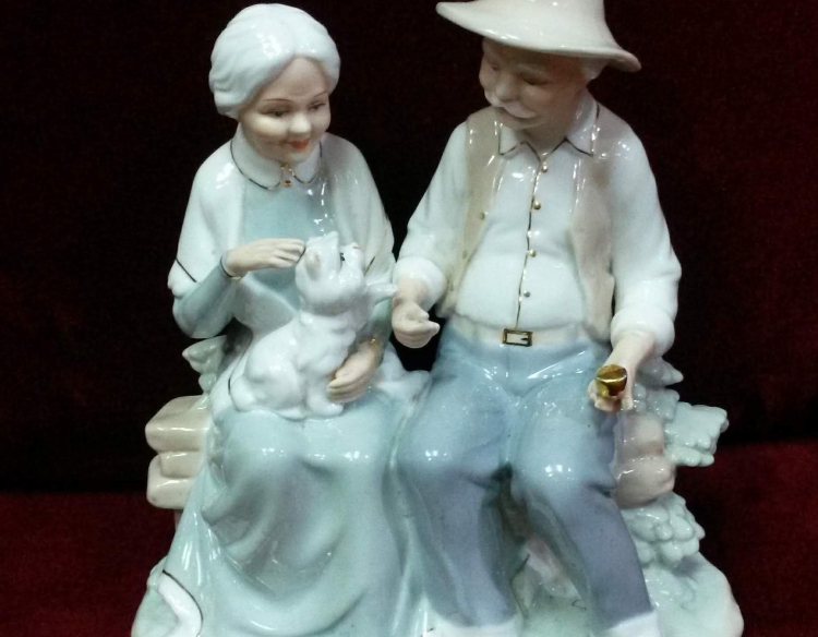 Pareja de ancianos en porcelana esmaltada Cod 30469