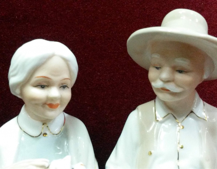 Pareja de ancianos en porcelana esmaltada Cod 30469