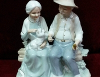 Pareja de ancianos en porcelana esmaltada Cod 30469