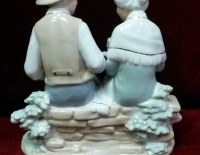 Pareja de ancianos en porcelana esmaltada Cod 30469