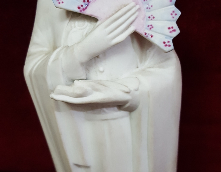 Porcelana mujer con abanico verbano firmado cresta Cod 30601