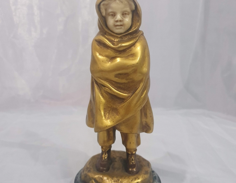 Niño firmado bronce y hueso cod 31234 