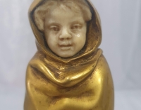 Niño firmado bronce y hueso cod 31234 