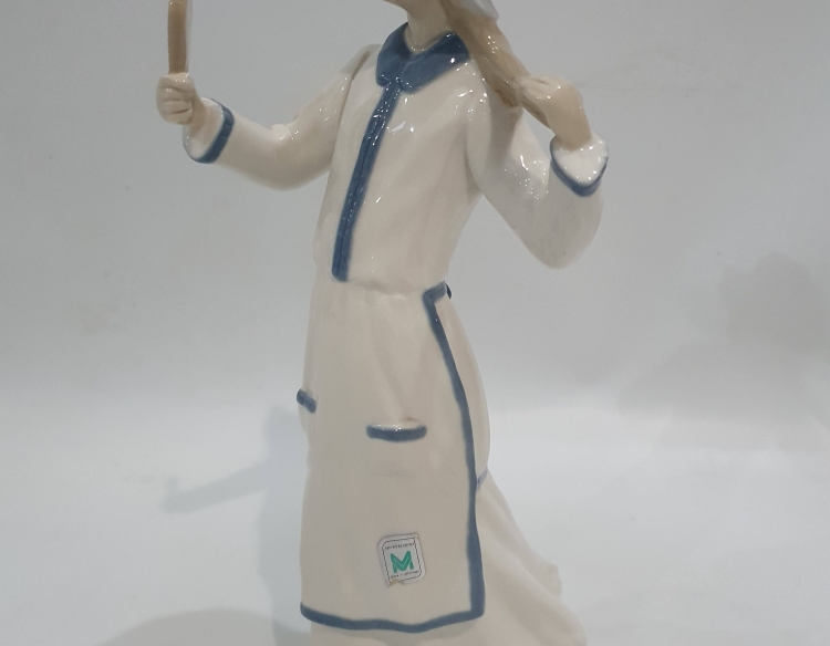 figura dama con espejo porcelana esmaltada spain Cod 31407