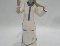 figura dama con espejo porcelana esmaltada spain Cod 31407