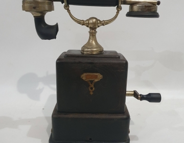 Antiguo telefono con manija. Magneto Cod. 31718