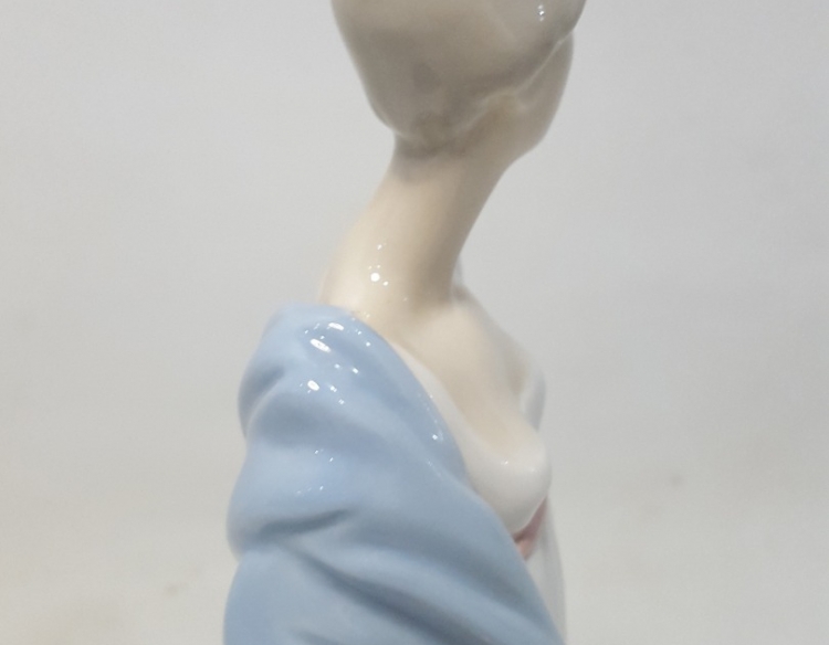 Figura mujer con canasta spain 30 cm Cod 31750