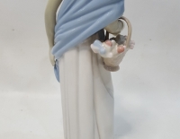 Figura mujer con canasta spain 30 cm Cod 31750