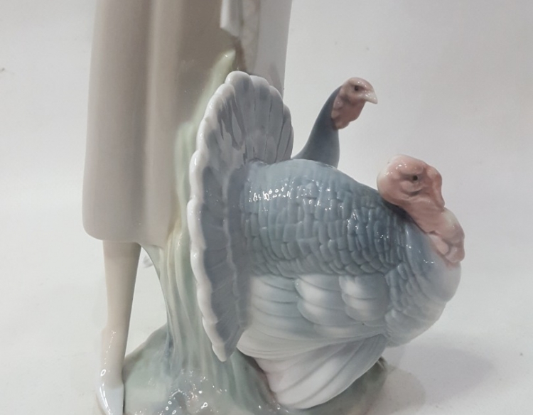 Figura mujer con pavos lladro 40 cm Cod 31751