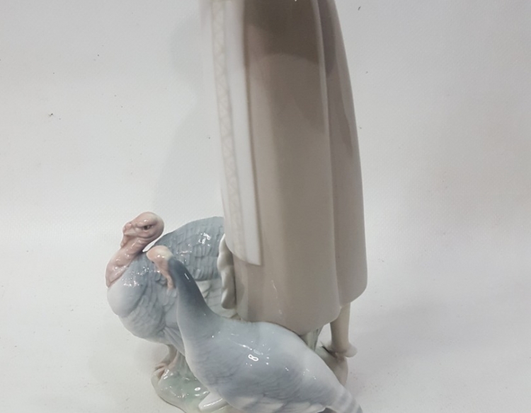 Figura mujer con pavos lladro 40 cm Cod 31751