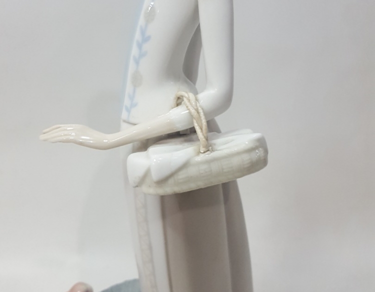 Figura mujer con pavos lladro 40 cm Cod 31751