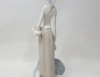 Figura mujer con pavos lladro 40 cm Cod 31751