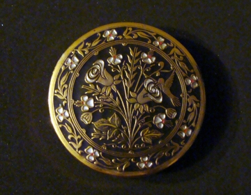 Polvera de metal dorado