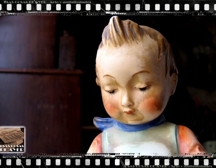 Antigua figura Goebel / Hummel "Book Worm Boy"