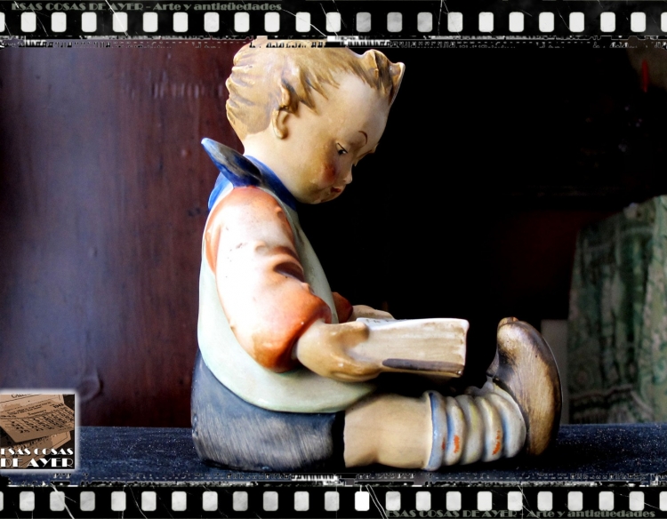 Antigua figura Goebel / Hummel "Book Worm Boy"