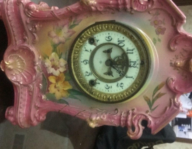 Reloj antiguo funcionando 