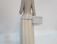 Porcelana española mujer con canasto Cod 31578