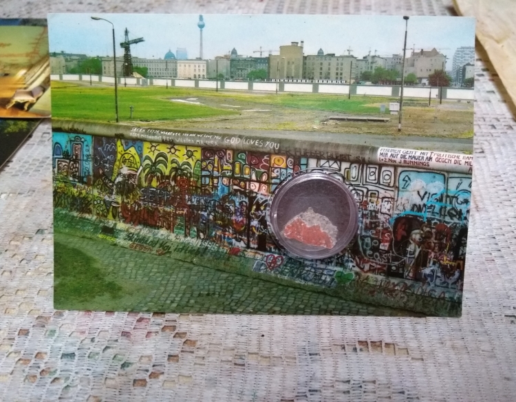 TROZO DEL MURO DE BERLIN  EN CAPSULA