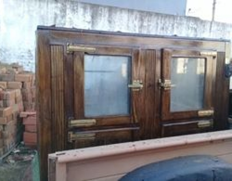 Antigua heladera/mostrador de madera