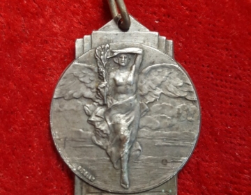 Medalla Firmada Mujer Alada Y Olivo Cod 31903