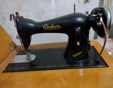 Vendo máquina de coser antigua con mesa marca Codeco