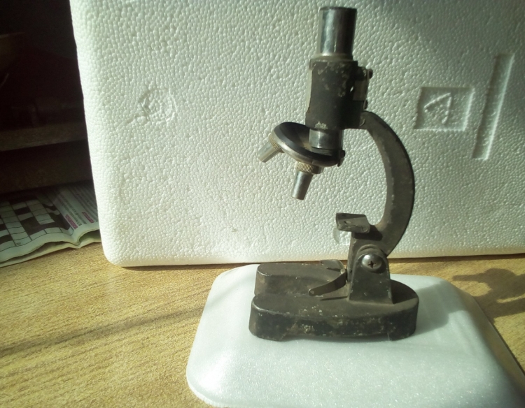 Microscopio antiguo, metálico, de color gris