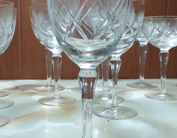 Juego de copas y jarras talladas. Escucho ofertas