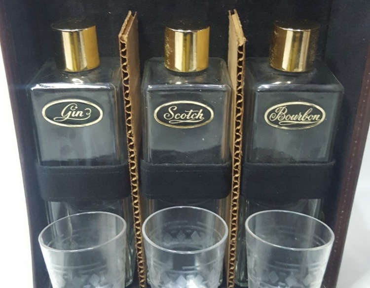 Estuche De Licor 3botellas/vasitos Portatil Cod 32390