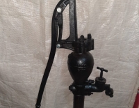 Bomba de agua antigua