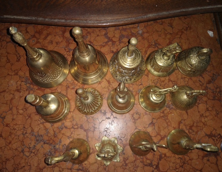 Colección de campanas antiguas de bronce