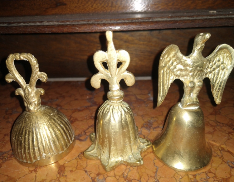 Colección de campanas antiguas de bronce