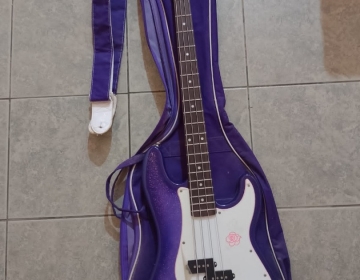 Vendo guitarra tipo bajo eléctrico 