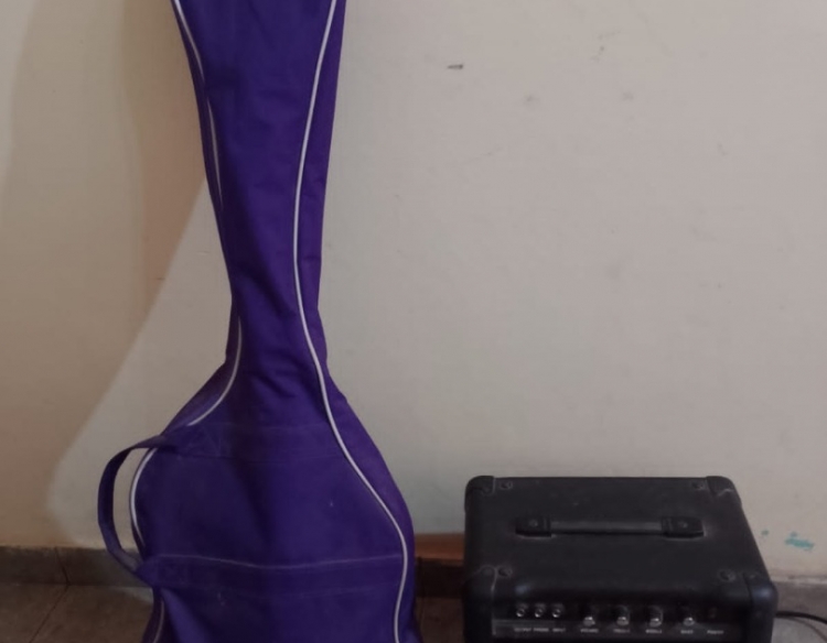 Vendo guitarra tipo bajo eléctrico 