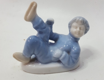 Niño de porcelana Sentado Cod 31509