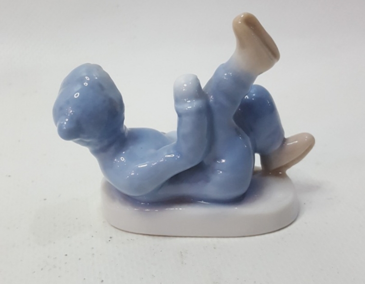 Niño de porcelana Sentado Cod 31509